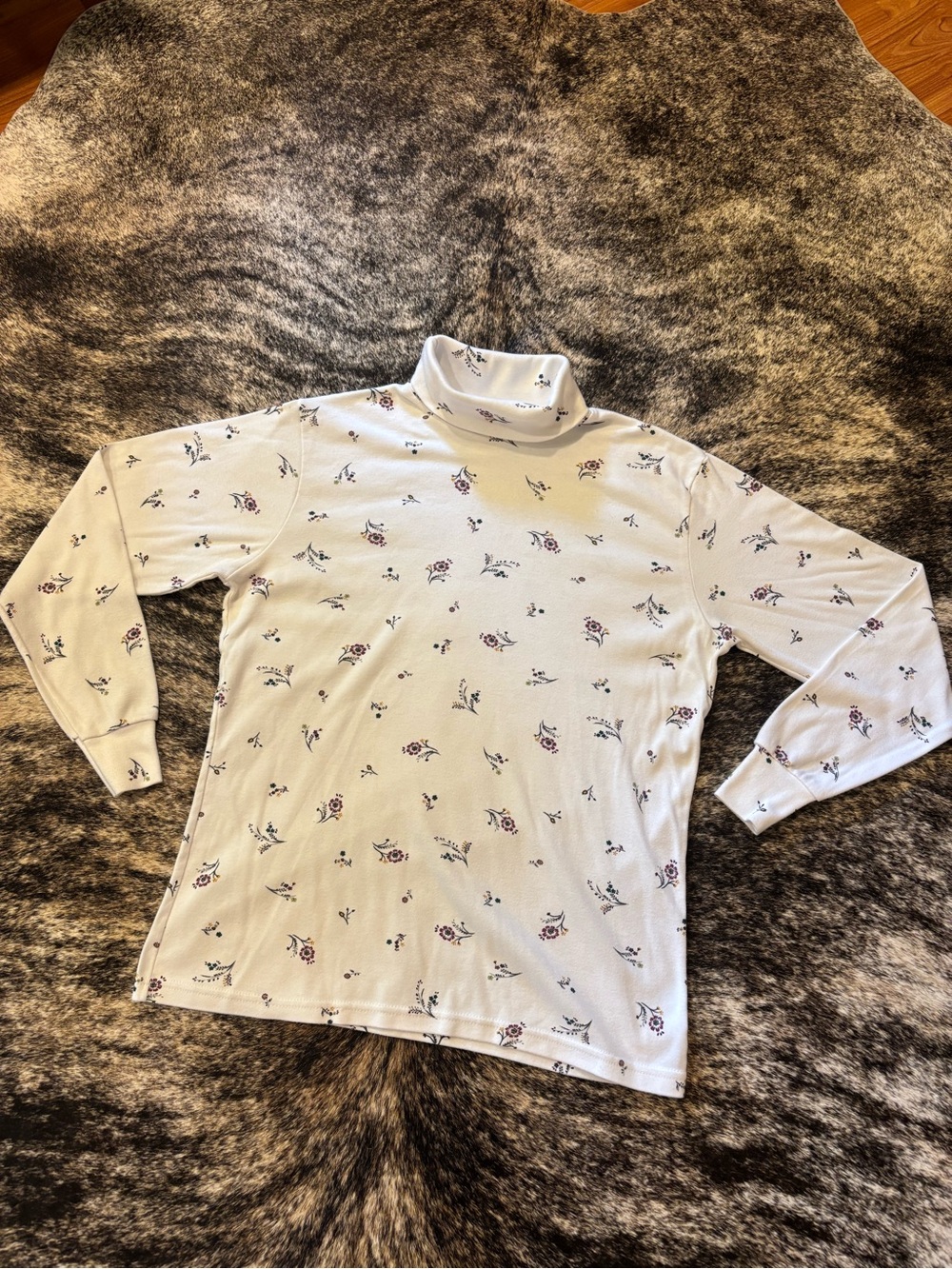 Bobbie Brooks White Floral Mockneck / Turtleneck Long Sleeve Top, Size Large